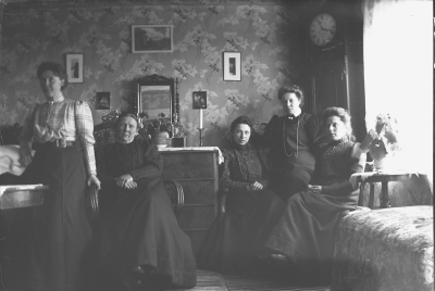 Fem damer i långa kjolar, 10-talet.