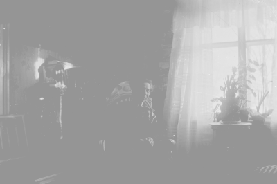 Poserande dam i karmstol 1910-talet.