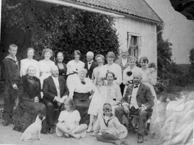 1. Tyskt krigsbarn,  2. Emmy Hellman,  4. Hildur Berglund  Hagelsrum,  5. Ellen Thunberg, född Boldt - Christmas,  6. Viktor Thunberg,  7. Agnes Svensson, gift med stationsinspektoren i Eksjö,  8. Sigrid Enell - Lindskog,  9. Alrik Lindskog, advokat Västervik,  10. Anna Lindström,  11. Margit Lindström, dotter till apotekare Lindström,  12. Lotten Seibold, född Arrkenius, ( dotter till Johan Arrkenius, Ulltuna ),  13. Erik Enell, godsägare till Vinketomta,  14. Emilia Enell, född Lindström,  15. Anna-Lisa Arrkenius, född Johansson,  16. Maria Arrkenius,  17. Svante Arrkenius, professor,  19. Sven Arrkenius.           