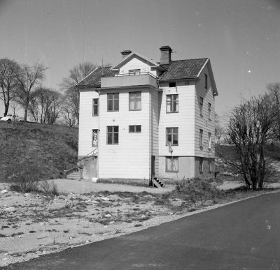 Rönnbärsgatan 

Dok.110512/KG

Trädgårdsmästare Bomans, vid Kyrkogården 1974,  revs 1975. T.E.