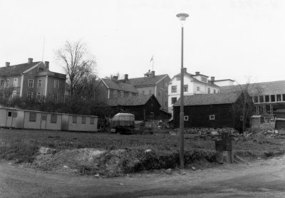 Till vänster Karlsson hus i mitten baksidan av rådhuset till höger nybyggda EPA-varuhuset

Dok.100528/KG