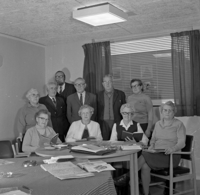 Storebro

Dok.110516/KG
Deltagare i pensionärsföreningens studiecirkel: ämne "Småland" i Storebro 1970 Fr.v. Stående 1 Edla Gross 2 Ernst Johansson 3 Christian Werme 4 Axel Bottner 5 Emil Nilsson 6 Ellen Karlsson Sittande fr v. 1 Karin Ströberg 2 Ellen Werme 3 Signe Solinge 4 Signe Bulow       T.E.