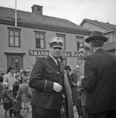 Polisen
( vklba 2175 samma bild mer beskuren )
Överkonstapel Uno Hoflund, Tore Lundgren, Oskar Leander, Gillis Lundberg

Dok.110210/KG