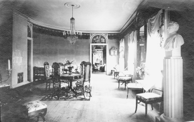 Ålhults Södra Vi. Halvrunda salongen. Dörröverstycken i empirstil uppsatta av Stadsmålaren Carl - Fredric Sebalt i Vimmerby år 1828. KM     1. Gustav Nordström född 1767, Kammarrättsråd 2. Karl Nordström född 1798 Assesor 3. Henrik August Nordström född 1842 Godsägare.  Okänd