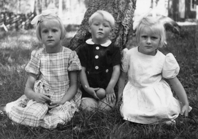 Från vänster,  Lena Ericsson, Hans Ericsson, och Gunilla Ericsson.  Barn till Sven Eriksson Fabriksgatan Vimmerby.   