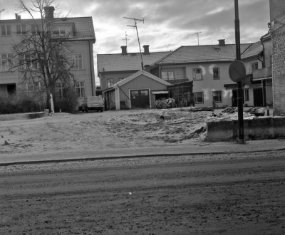 Sevedegatan

Utsikt mot Storgatan från Sevedegatan Dec. 1977 från vänster Halldens Bokhandel på andra sidan Storgatan syns Wernbergska gården nu Järnhandel, lilla huset i förgrunden Ivarssons cykelverkstad, till höger skymtar Charkuterist Petterssons hus och gård Här skall byggas bankhus åt Jordbrukskassan dec. 1977. T.E

Dok.110218/KG

