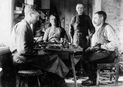 Från vänster  1 Einar Karlsson 1894-1970  2 Emil Karlsson, Skomakaremästare  3 Karl Sjökvist  4 Adolf Nyström.     .