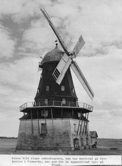 Väderkvarnen vid Trekanten flyttades till Sandvik på Öland 1885. Se Västerviks Tidningens Julnummer! Bilden tagen på Öland 1955. Denna bild visar väderkvarnen som var monterad på Trekanten i Vimmerby, men som här är uppmonterad igen på Öland.   T.E.
