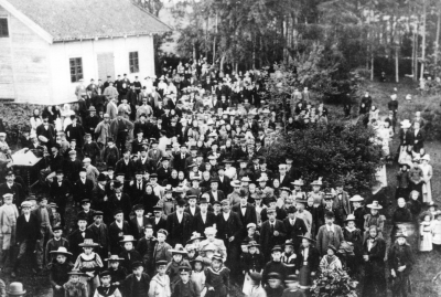 Templet Vårblomans sommarfest på Borgsgård år 1897    G.A.     1. Axel Fast 2. Edvard Olsson 3. Erik Berggren 4. Brandmästare Larsson 5. Vilhelm Blomkvist 6. "Joje" Blomkvist 7. Gumman Svensson "Blur" 8. Nils Peter Svensson 9. Brevbärare Pettersson 10. Nisse Enell Vinktomta 11. Gustaf Andstedt 12. Urström 13. C.A. Hagman 14. Anders Risberg 15. Per Berg 16. Emil Hultman 17. Carl Hagman 18. Frans Jungren 19. Gusaf Hullin 20. F. Ester Svensson 21. F. Nany Fast 22. Fru Alma Dervinger 23. Musikfanjunker Rosvall 24. Erhard Pettersson, Haga 25. Fjärdingsman Johansson, Perstorp 26. Fru Selma Dahl 27. Nisse Stolpe 28. Per Johan i Haga 29. Karl August i Hökenäset 30. Herman Persson 31. Axel Hörberg ( Kruse ) 32. Arvid Rundkvist 33. Trumslagare Nerman 34. Napolion Carlsson 35. Maja Pettersson 36. Erik Karlberg ( garvare ) 37. Oskar Wenström Kopparslag. 38. C.O. Wallin skomakare.  T.E. Sin andra stora sommarfest hålla Wimmerby templare vid det natursköna Borg nästa söndag, såsom synes af annons å första sidan. VT 6-8-97. Gifven akt på annonsen! Programmet är omväxlande och festen torde blifva treflig för såväl templare som alla andra nykterhetsvänner inom staden och orten. Gån dit alle man och kvinnor samt se huru vackert och trefligt det blifver på Borg om söndag. För dem som äro för tunggående finnas skjutsar att tillgå emot billig afgift. De som tillhöra ungdomen göra naturligtvis en promenad till fots dit ut.    Vimmerby Tidning