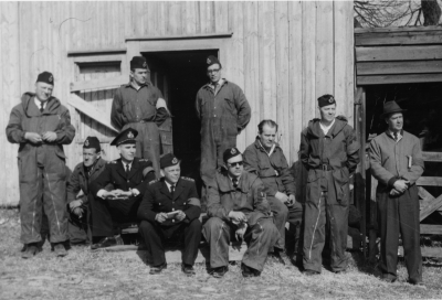 Evy Nicanders dokumentation: Hugo Jansson, Nils Fredriksson, Alvar Karlsson, ?, Arne Johansson,  ?, Nicke Nicander, Valter Svensson, Yngve Karlsson och Einar Molander.
Brandkårstävling/övning vid Vimmerby tidnings område