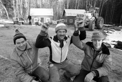 Sagobyn börjar byggas. Pelle Jalminger, Rein Soowik, Tommy Isacsson 