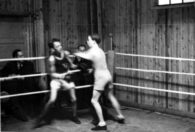 Yngve Leander i sin första match (endast myggvikt) Folkets pARK 1942 mot Bertil Floborg, Nässjö