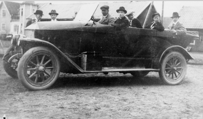 Från vänster  1. Paul Nilsson Hjortbäcken, 3. Oscar Thunberg Chaufför,  4. Sam Ericsson Snickare 5. Andersson 6. Erik Jaensson Elektriker 7.  Erik Orning Hultman reporter Nya Posten.   " Den gamla bilden",  Vimmerby  Tidning 15-11 1977. År 1922 kunde Vimmerbyborna med beundran skåda detta dåtidens förnämliga fartvidunder. Det ägdes av taxiägare Oscar Thunberg, Vimmerby. Bilden är tagen vid en taxifärd till Västervik 1922.        