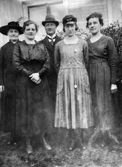 Från vänster  1. Fru Anderson ( hustru )  2. Signe Anderson ( H W. Anderson ) 3. Per Johan Andersson, Grönsiska,lantbrukare och djurhandlare  4. Ingrid Anderson, (dotter)  5.Systern Elisabeth.     