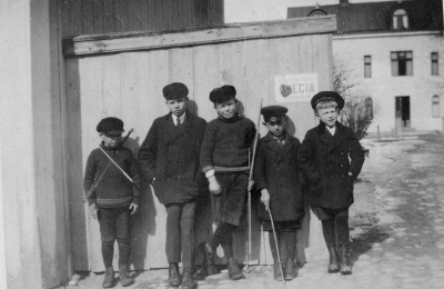 Sevedegatan. 
1 ?, 2 Charles Ericsson, 3 Holger Jansson, senare Stadsmontör, 4 ?, 5?. T.E