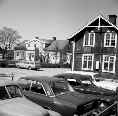 Sevedegatan 

" Per Johan Anderssons " gård 1974 Sevedegatan 23, kv. Grönsiskan, samt uthusbyggnad till den byggnad som låg öster om ovanstående gård och revs för några år sedan (Sevedegatan 25) används nu till lokaler för socialvårdsbyrån. Byggnaden till höger var förr bageri, används nu av Tapetserare Lagerström. 1976 flyttades Socialbyrån till Stadshuset. T.E

Dok.110218/KG

