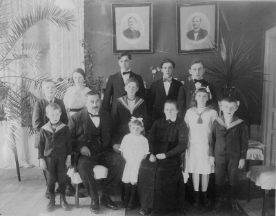 Nils August Beijer 1866-1948  Anna Sofia Nilsson 1870-1921   Emil 1895-1956  Anna 1897-1968  Oscar 1899-1922  Carl 1900-1966  Ivar 1902-1980  Folke 1904-1963  Astrid 1906-1968  Valter 1908-1971  Sture 1909-1942  Dagmar 1912-1993  . Sture är Anna-Gretas pappa.           	