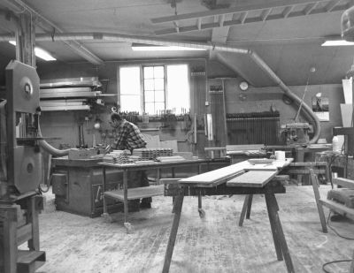 Bildtext: Tönnes Andersson, Fräsning av spegelramarna.
Dokumentationsfotografering av tillverkningsprocessen på Snickargården.
Vårvintern 1988
Tillverkning av fransk pardörr.
Avbildade personer:
Tönnes Andersson
Bernth Ericsson
Lillan Ericsson
Alvar Andersson
Bildmaterialet användes senare till en skärmutställning om Snickargården som visades på Vimmerby Bibliotek