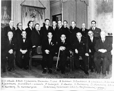 Hantverksföreningen.  Från v.änster stående:  E. Kask, T. Johansson,  F. Salander,  T.Lind,  N. Boman,     Y. Rundkvist,  A. Lindblad,  H. Norman, E. Jakobsson,  O. Lindblad.  Sittande: F. Cederfelt,  E. Waster,  K. Malmberg,   O. Wenström,  A. Almer,  R. Karlberg,  Th. Hammargren. ( K. Malmberg tilldelades S.H.J.O:s Förtjänstmedalj i guld).   