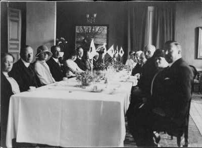 Vimmerby 1930 på Stadshotellet. V. sida 1:a Lärarinnan Gertrud Fröberg, Apotekare Ydén, Fru Marianne Malmberg, Friherre Stjernstedt, Fru Dagmar Hansson, ( Dommarens "luftiga" [---] ) Stadsläkare Teodor Hellström, [---] Odencrantz Kyrkoherde  Nyberg  H. sida 1  2  3  4  5 Prins Carl 6  7 Borgmästare Ragnar Odevall  Röda Korset      T.E.