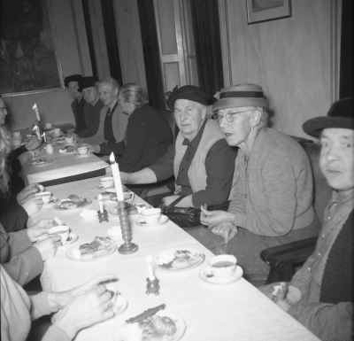 Rådhuset
- julafton 40 - 50 - tal, gamla bjuds på kaffe -

Dok.110405/KG