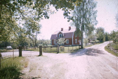 Hus trädgård 

090512/KG