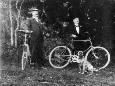 Till vänster Gustaf Derwinger, och Erhard Peterson Vimmerby.  Kortet tagit i Vrångfall, Locknevi.    