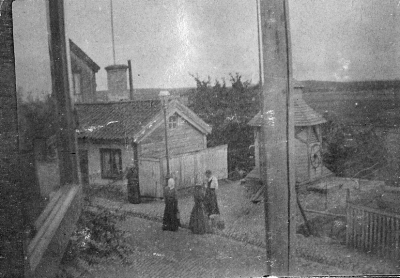 Bykälla 
Byggdes i början av 1870- talet och fanns kvar efter att staden fick vattenledningar  1901.  Revs 1910, låg mitt emot Wahlbergska gården. ( Borgmästargården )  T.E.