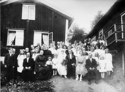 1. Ture Johansson  2. ?  3. Siri Wettermark  4. Vicktoria Fasth  5. Carl Johansson  6. Elin Åberg  7. Astrid Johansson PK  8. Anna Andersson "Vackra Anna"  9 Per Gustavsson, Ruda  10. Kristin Åberg  11. Anna Johansson PK  12. Fru Per Gustavsson  13. Gerda Lindblom  14. Sigrid Fasth Lydén  15. A.L. Thorén  16. ?  17. ?  18. Carry Johansson, brudens dotter  19. Selma Åberg  20. Oskar Johansson  21. Fru Ida Thorén  22. Selma Ek  23. Hulda Johansson  24. Edla Svensson  25. Beda Juthe Wettermark  26. Emil Åberg  27. Hulda Blomkvist "15 öres-Hulda"  28. Brudgummen Salin  29. Bruden Edith Johansson PK  30. Nanna Lindblom  31. Bengt Evander  32. Jenny Johansson  33. Berta Pettersson  34. Alice Wettermark  35. ?  36. ?  37. Gottfrid Dervinger  38. Selma Dahl  39. Greta Johansson PK  40. Johansson PK  41. Johan Adolfsson  42. Fru Ringholm  43. Sofia Wettermark  44. Hjalmar Karlsson  45. Siv Andersson  46. Mimmi Karlsson [---] Elvira Conkordia  47. Folke Johansson  48. Ingegärd Wettermark  49. Märtha Thorén  50. August Karlsson  51. Fru Karlsson  52. ?  53. Fröken Ringholm  54. ?  55. Lisa Fasth ( Beijer )  56. Fru Liljeblad  57. ?  58. Alma Adolfsson.    