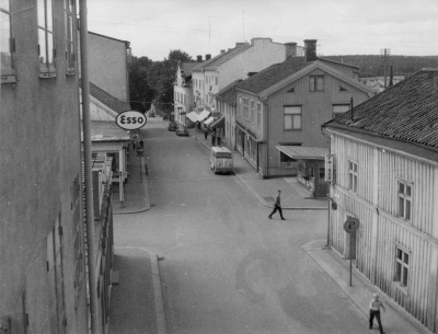 Sevedegatan 1950-talet till höger Bursies hus, revs när Stadshotellet tillbyggdes och lokaler för Sparbanken och Posten byggdes. T.E