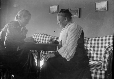 Två gamla vänner spelar Halmaspel på Solliden 
Från vänster: Fru Tisell ( mor till Göta, Annna och Sigrid Tisell ) Fru Beda Forsell ( mor till Hedvig, Arvid, Ingeborg, Erika och Ingrid Forsell )
