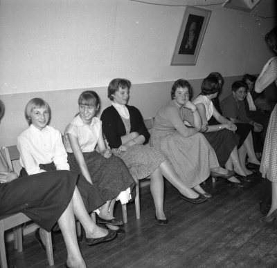 Godtemplare SGU
Från vänster: 1 Margareta Olsson 2 Marie Louise Kolberg (Karlberg?) 3 ? 4 Anna May Knutsson - Johansson 5 ? 6 ? 7 Göran Köhler
Dok.110613/KG