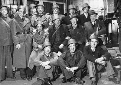 AB. Beijers Motorfabriks brandskydd. Bakre raden stående från vänster. Helge Ahlstrand gjutare, Ossian Åberg svarvare o fräsare,  Seved Hasselkvist filare, Bengt Carlberg svarvare, Folke Beijer verkmästare, Valter Beijer svarvare, Knut Karlsson svarvare,  Gustav Lindgren filare, andra raden från vänster Ivan LIndgren filare,  Einar Hägg svarvare, Sven Liljeblad filare, Elon Waern filare,  sittande från vänste Birger Nilsson gjutare, Olof Karlsson gjuteriarbet, Larsson svarvare.   