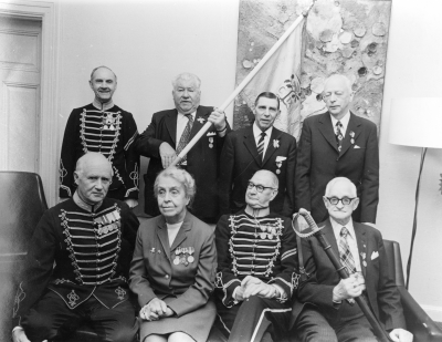 Husarföreningen 1975 på Stadshotellet  Sittande från vänster 1. Gomur ( Gomer ? ) Blunins Kvillsfors,  2. Lilly Westrin fru Vimmerby, 3. Viktor Ljungqvist, Eksjö,  4. Sven Scharf, Oskarshamn,  Stående från vänster  1. Hugo Sjö, Eksjö, 2. Hugo Stenberg målare Vimmerby,  3. Martin Ingeström lantbrukare, Krönbaden  4. Evald Svensson, Oskarshamn.           