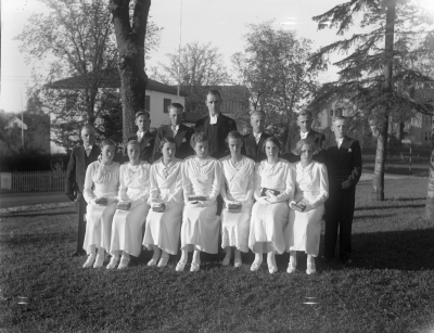 Konfirmation Vimmerby kyrka.
Konfirmander Vimmerby Landsförsamling 22 Maj 1938 Stående fr. v. 1 Tage Gustavsson 2 Hans Lindström 3 Sven-Erik Berg 4 Eskil Fall, Komminister, sedan kyrkoherde och prost i Ingatorp 5 Erik Larsson 6 Gösta Johansson 7 Tage Johnsson Sittande fr. v. 1 Britta Andersson 2 Alice Andersson - Karlsson 3 Birgit Karlsson - Lilja 4 Vera Nilsson - Svensson 5 Gunni Gustavsson 6 Berta Sandell - Fredriksson 7 Inge-Gärd Berg         T.E.



Dok.070817/RS