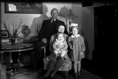 Fiskhandlare Nils Landholm med familj.  Valborg och barnen Anita och Robin.               