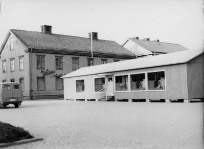 Barack på torget under tiden Lundbergs hus, på torgets östra sida, byggdes.  T.E
