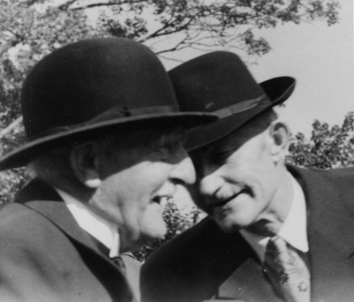 Fr.v. 1. f.d. Fjärdingsman Algot Larsson,  2. Amadus "Mandus" Häll, Södra Vi. "Mandus var anställd som dräng hos kom. Holmér i Djursdala,och blev tillsagd att plöja en åker där fåren gick och betade, blev tillsagd att följa den stora fåran, uppslaget på åkern, det förstod ej Mandus, han följde det största fåret så det blev inga raka fåror plöjda på den åkern.