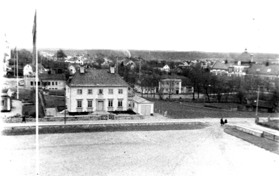 Utsikt från folkskolan (byggdes 1929, nja stämmer det?) Vaktmästarebostaden vid Sjukstugan tillbygges, Samskolan till höger. T.E
Ringvägen