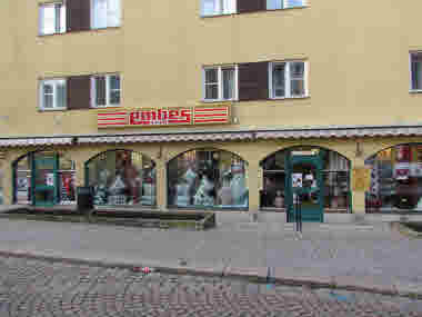 Embes, Tygaffär vid Norrtullsgatan, under Stadshotellet