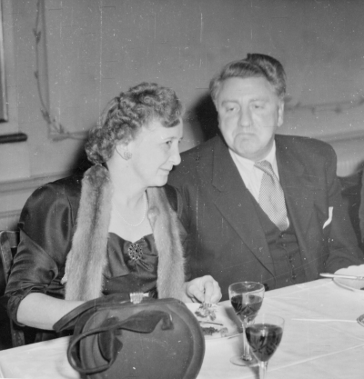 Fru Dahlgren och  Nils Ståhl, fabrikör. 