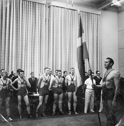 Allan Gustafssons egen dokumentation: " Vimmerby lag Fyrstads år 1956. Bo Strömgren, Lennart Jonsson, Olle Larsson, Allan Gustafsson, Arne Gustafsson, fanbärare Otto Forsell."