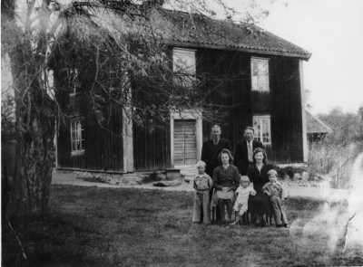 Stående från vänster 1. Anders Andersson, Ryssby ( Kronobergs län ) 2. Göte Karlsson ( Lantbrukare Hamra ) Sittande från vänster 1.  2. Fru Inga Karlsson Hamra Barnen från vänster 1.Stig Karlsson 2.Sture Karlsson 3. Sten Karlsson        