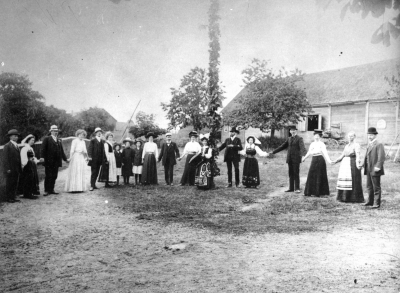 1. Edling, apotekare  2. Britta Wahlberg  3. Forsell  4. Karin [---]  5. Larsson, stationsskrivare  6. Tekla Samuelsson född Karlson Knabbarp 10. Ebba Edenholm  11. Vinberg, apotekare  12. Ester Karlberg syster till Robert Karlberg  13. Tekla Nyberg en syster till målarbröderna David och Tor Nyberg  14. Brun, banktjänstem.  15. Kerstin Wahlberg  16. August Karlsson Knabbarp  (Teckla Samuelssons far)  17. syster Hilda  18 Fru Sofia Karlsson Knabbarp (Teckla Samuelssons mor).  Detta foto är taget på Teckla Karlssons gård i Knabbarp i början på 1920-talet.  