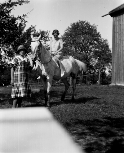 Ingrid Tidman f. Karlsson  Iris Lindberg f. Flender  Ekbacken Knabbarp             U.F.