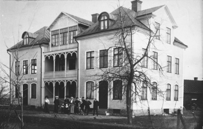 Lindberg Diversehandel
Huset Marieholm vid torget Södra Vi. 
Huset lät företagaren Erhard Svensson uppföra 1910 med Carl Ståhl som byggmästare (han har byggt flera stora hus i Södra Vi). 
Svensson drev en transportfirma som kallades HYRKUSKVERKET och ombesörjde alla slags transporter med häst. Framlidne trävaruhandlaren Helmer Johansson svarade för stensättningen och alla trappor i prima svensk granit. För det fick han 2.500 kronor!!
Huset var uppfört i tre våningar med källare under hela byggnaden. Här fanns flera lägenheter och affärslokaler. I källarplanet huserade charkuterist Martin Andersson till 1954 då han byggde egen fastighet på Norra Storgatan 3. Här fanns i bottenvåningen Anders Lindbergs speceriaffär som i slutet av 20-talet övertogs av Emanuel Jaensson. Han flyttade 1935 tvärs över gatan, till Gripslund, och hans lokaler övertogs av Konsum. Jaenssons affär stängde först 1962.
I bottenplanet av Marieholm fanns också Skandinaviska banken med Carl Nilsson (köpman) som direktör. I början av 40-talet etablerade sig Sven Isberg som möbelhandlare i bankens lokaler. Han var kvar till 1956 då han byggde egen fastighet på Södra Strogatan 14, där senare Olle Kioskbutik fanns. Möbeleran upphörde 1964 då Sven Isberg avled. Marieholm revs 1967 varefter Stiftelsen Vimarhem byggde fastigheten Djursdalavägen 2 med bostäder samt lokaler för både posten och föreningsbanken.


