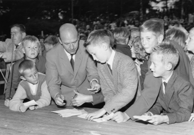 N T O föreställning i Storebroparken  
Lennart Hyland skriver autografer


Dok.100531/KG
