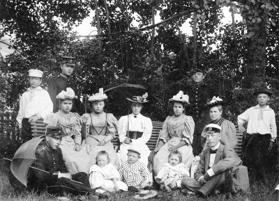 Thor Wahlberg,  Arvid Forsell, Nanna Winell,  Sigrid Wahlberg,  Ellen Wärnberg gift Theorin,   Emy och Matilda Winell gift Fröström,  Otto Wahlberg,  Brita Wahlberg,  Karl Wärnberg, Kerstin Wahlberg och  Ragnar Theorin.   På Hultsfreds slätt. 