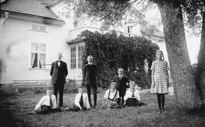1. Folke Davidsson, 2. Yngve Davidsson, 3. Erik Davidsson, 6. Henrik Hansson, 7. Mia Hansson.
Är taget vid gården Sundsholm i Södra Vi socken