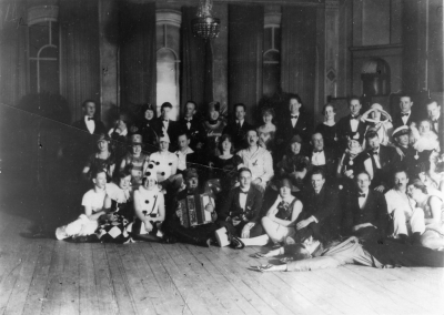 1. Walter Stockius  2. Elin Lilja gift Stockius  9. Bragnell  11. Karl Karlsson  13. Nils Perfekt  
15. Gunnel Ängqvist   22. Karl Kilström, köpman  
28. Stina Ericsson, gift Hergin  29. Elsa Berggren, gift Rosenqvist  31. Thure Grönqvist, frisör  32. Greta Rundqvist, kamrer  33. Axel Lilja, kontorist  34.  Harry Fransson, skomakare  35. Ivan Lilja.  